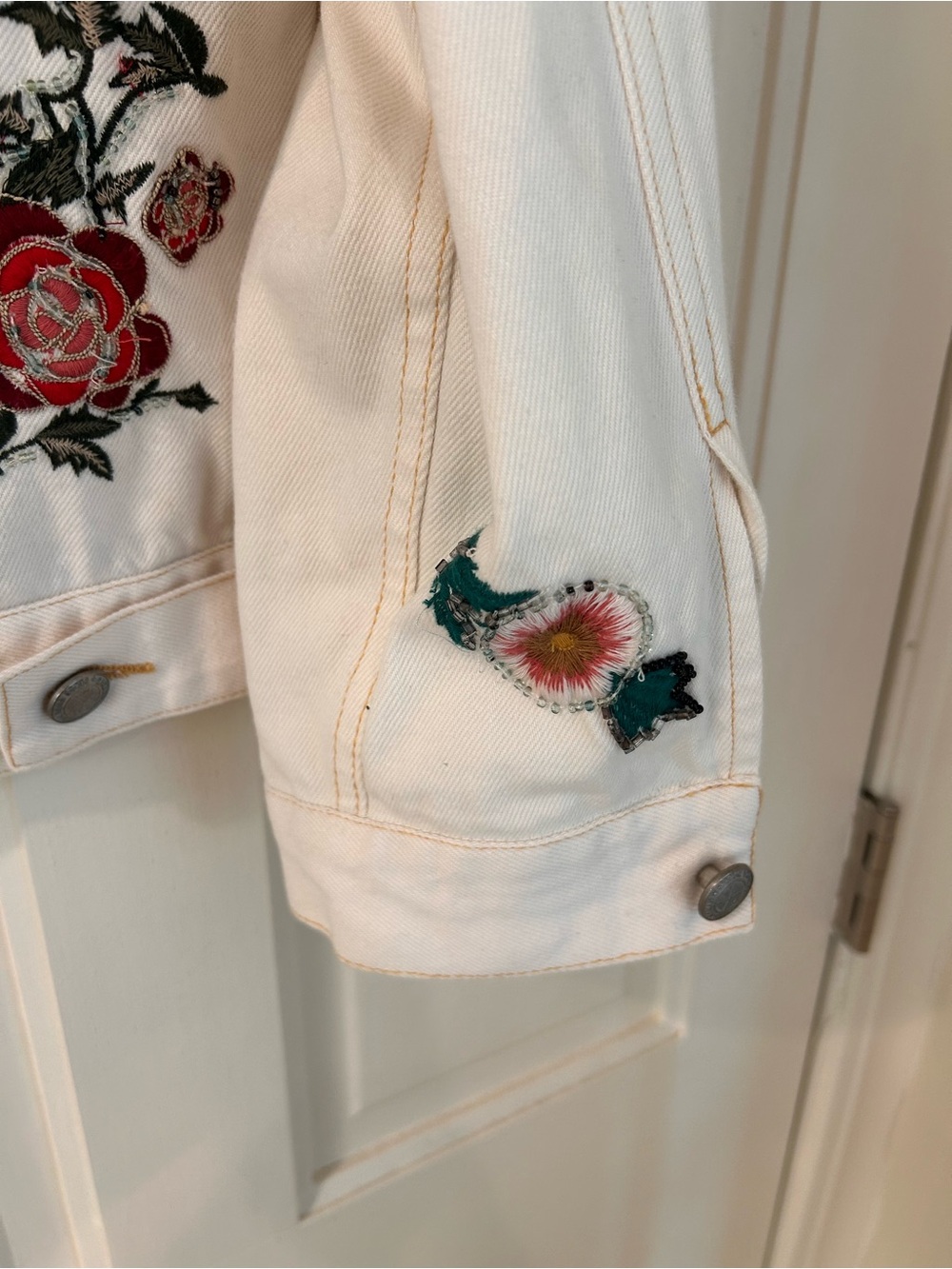 ZARA Embroidered White Denim Jacket with Bird & Floral Motif - Picture 3 of 10